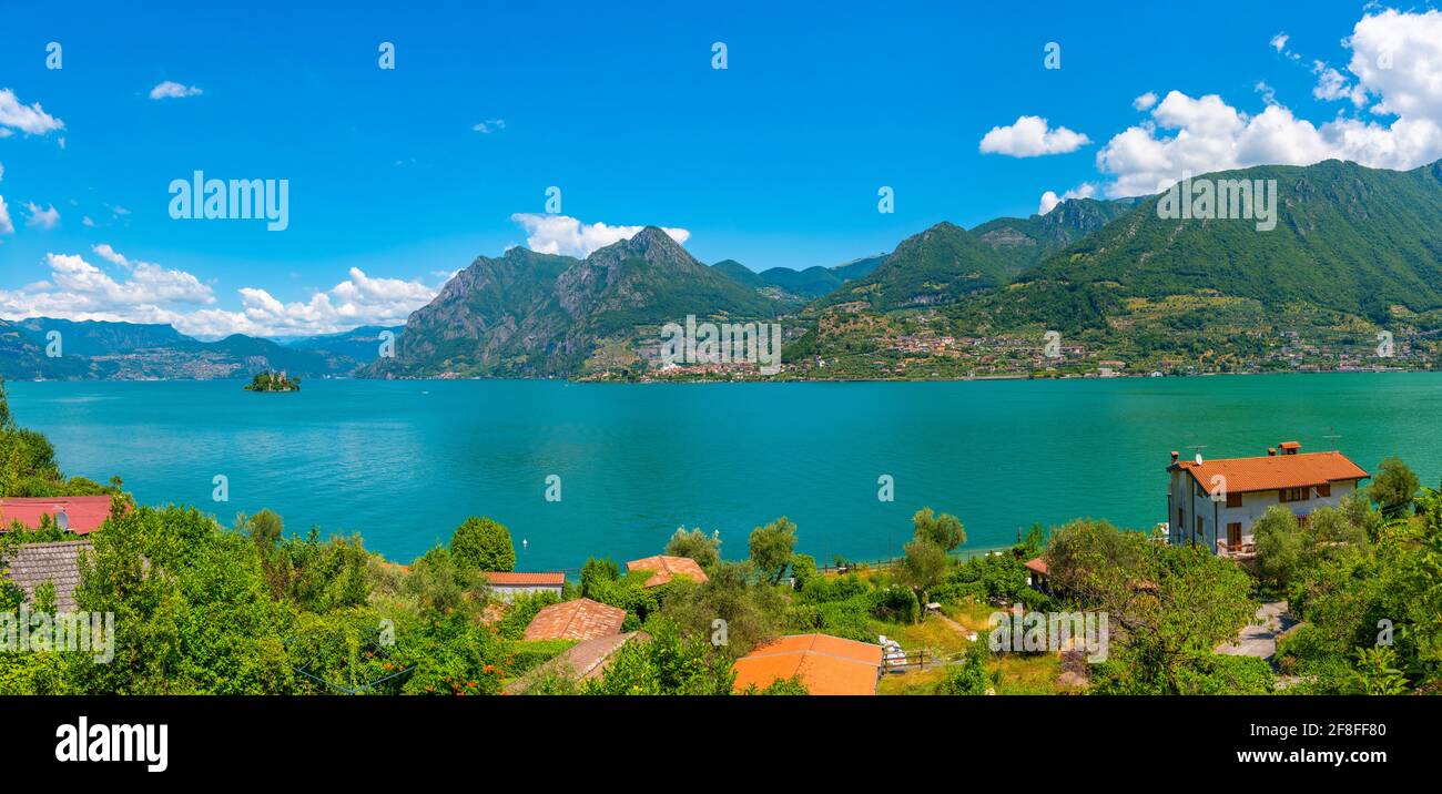 Vue sur le lac d'Iseo depuis Monte Isola en Italie Banque D'Images