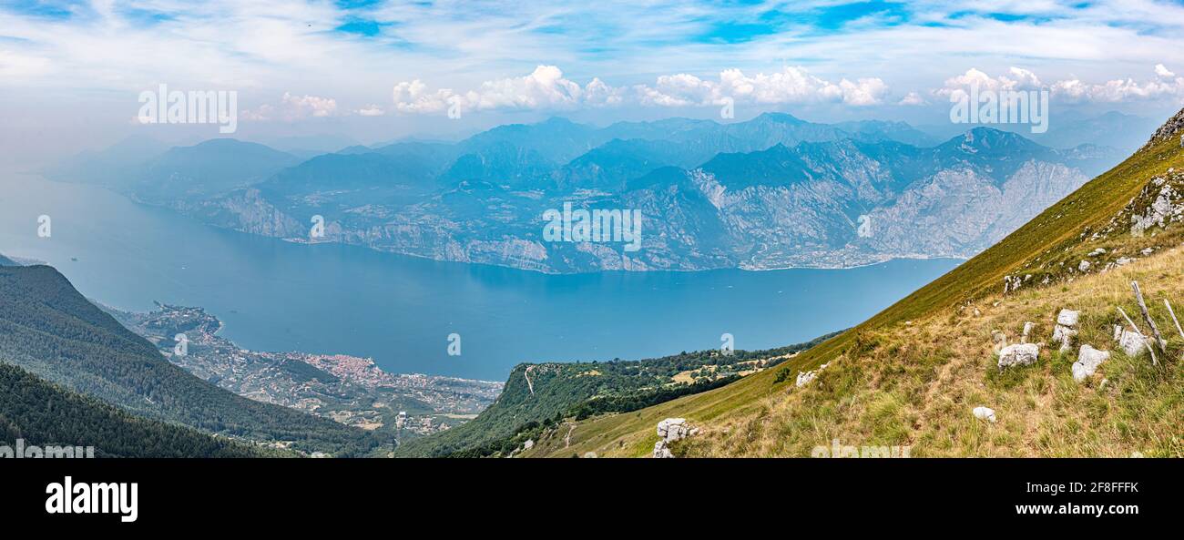Vue aérienne de Malcesine depuis Monte Baldo en Italie Banque D'Images