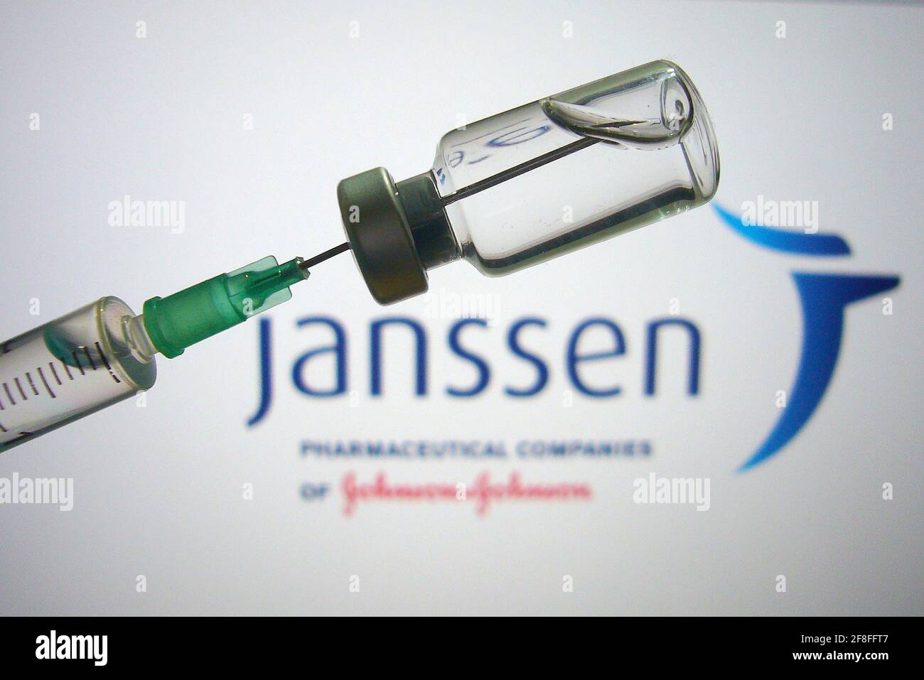 Cheveux, Allemagne. 14 avril 2021. Image du sujet vaccin Johnson and Johnson. Seringue jetable et boîte de vaccination avec vaccin pour injection avec aiguille. Impfspritze Janssen Pharmaceutica NV | usage dans le monde crédit: dpa/Alay Live News Banque D'Images