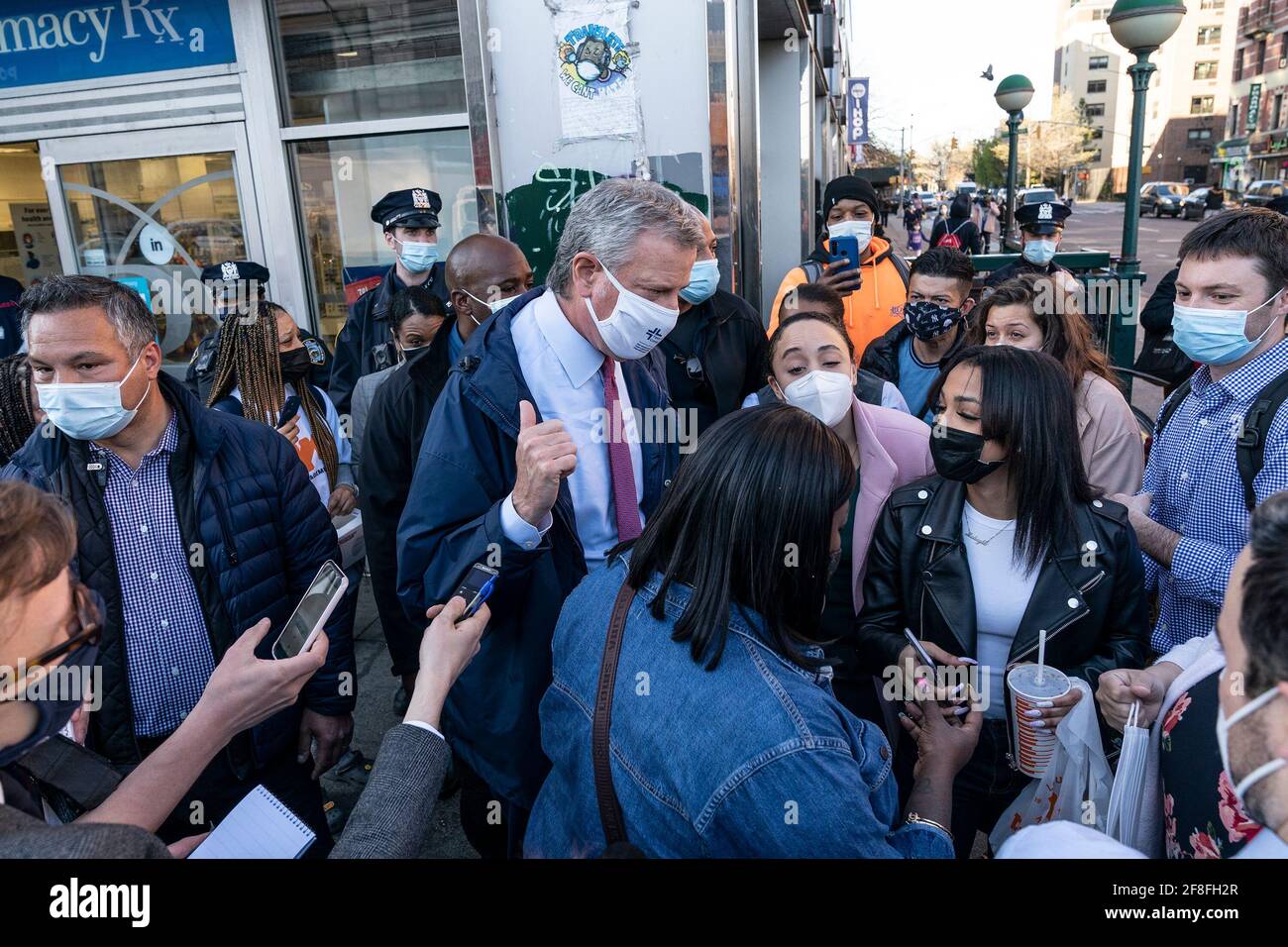 New York, États-Unis. 13 avril 2021. Le maire Bill de Blasio participe à la Journée d'action de l'unité d'engagement du public, dans la 125e rue, où il a exhorté les gens à se faire vacciner. Le maire s'est joint aux travailleurs de proximité du PEU à Harlem, au coin de la 125e rue et de l'avenue Lexington. Le maire a distribué des masques et engagé des passants pour les encourager à se faire vacciner. Il y avait une grande présence de la police dans les stations de métro et au-dessus du sol. (Photo de Lev Radin/Pacific Press) crédit: Pacific Press Media production Corp./Alay Live News Banque D'Images