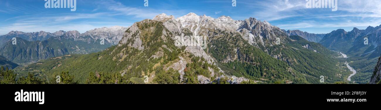 Crête reliant Valbona et la vallée de Theth en Albanie Banque D'Images