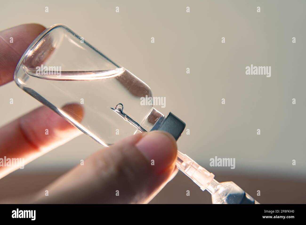 Gros plan du flacon de vaccin et de l'aiguille hypodermique Banque D'Images