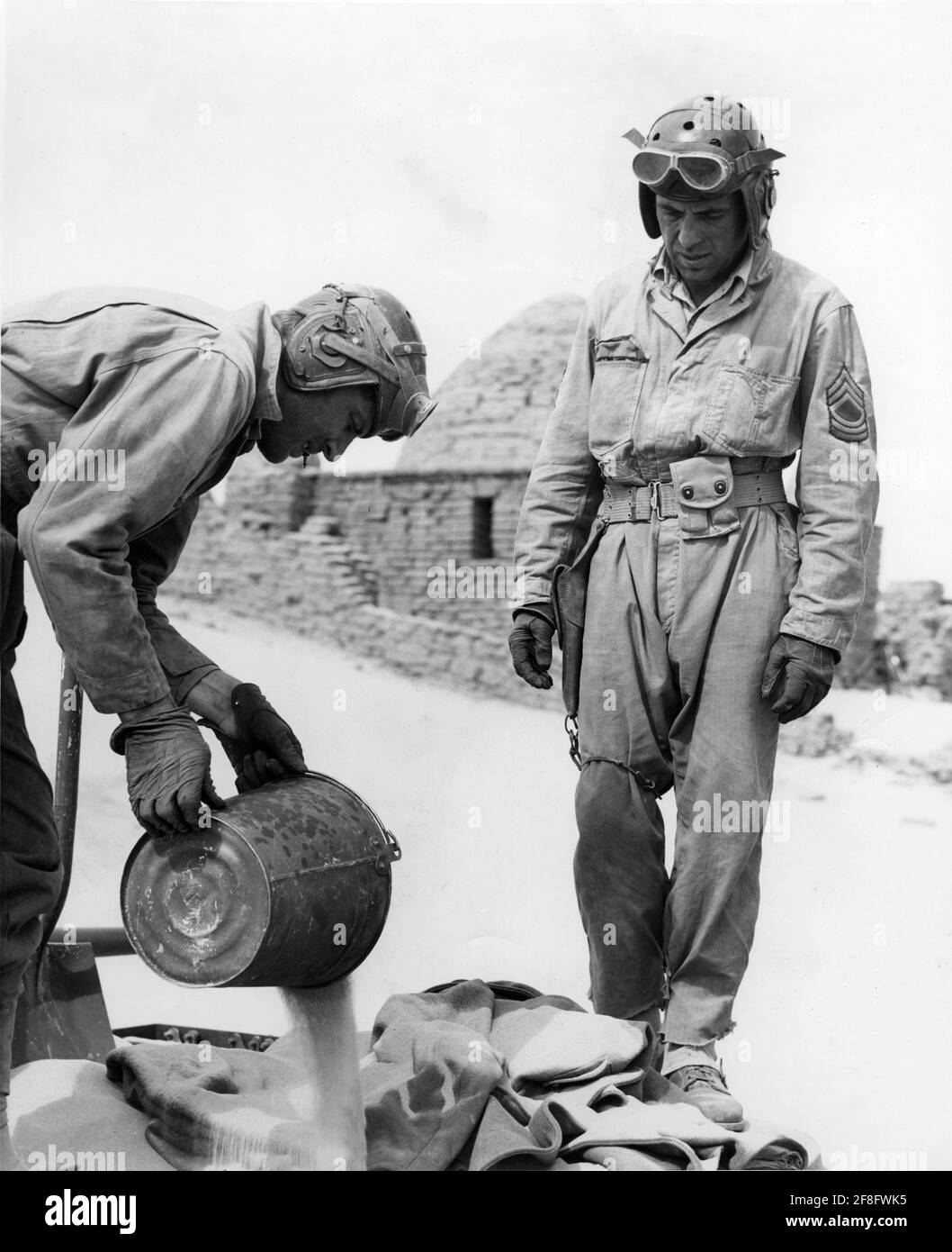 BRUCE BENNETT et HUMPHREY BOGART désablant un désert bien dedans SAHARA 1943 réalisateur ZOLTAN KORDA scénario John Howard Lawson et Zoltan Korda basé sur l'incident du film soviétique les treize Musique Miklos Rozsa Columbia photos Banque D'Images