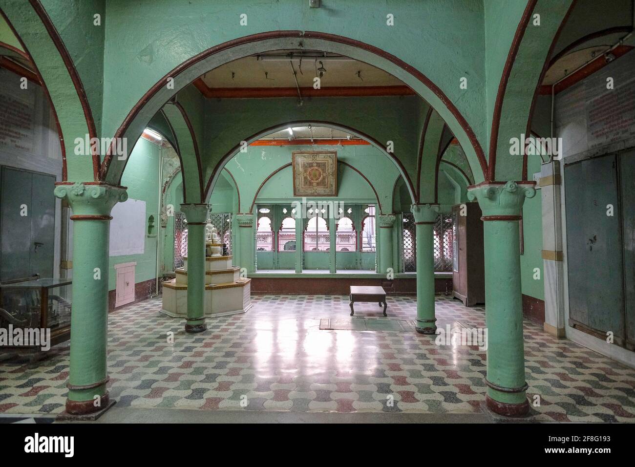 Indore, Inde - Mars 2021: Détail de l'intérieur du temple de Jain Shwetamber le 12 mars 2021 à Indore, Madhya Pradesh, Inde. Banque D'Images