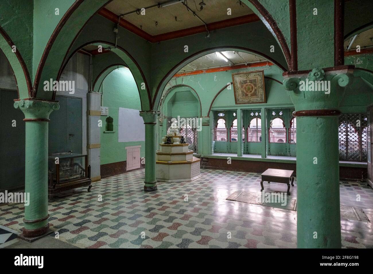 Indore, Inde - Mars 2021: Détail de l'intérieur du temple de Jain Shwetamber le 12 mars 2021 à Indore, Madhya Pradesh, Inde. Banque D'Images