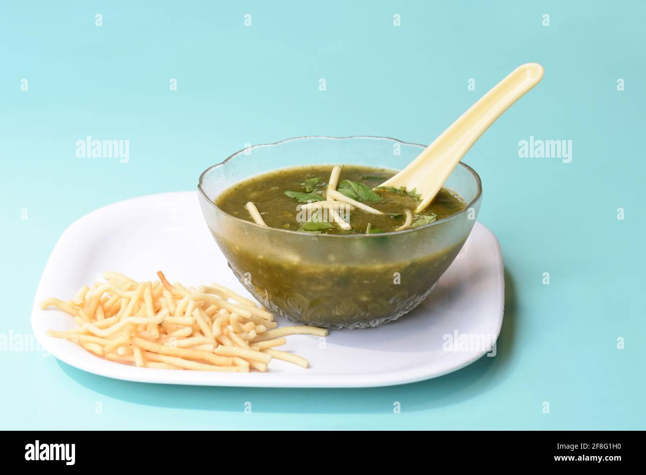 Soupe à la coriandre au citron, soupe à la coriandre au citron en légumes, soupe végétarienne à la coriandre au citron de style indien chinois Banque D'Images