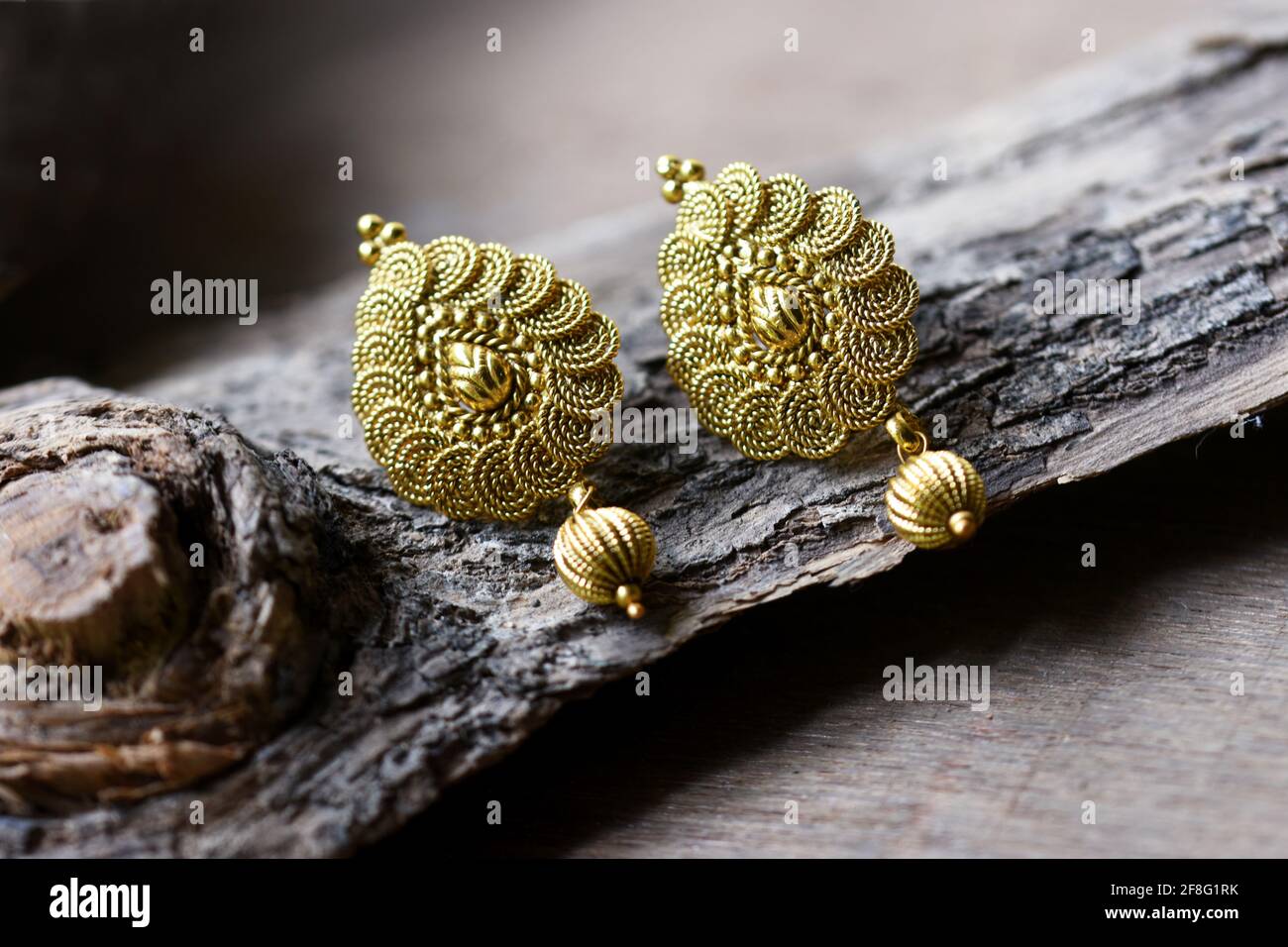 Belle paire dorée de boucles d'oreilles, bijoux traditionnels indiens, bijoux indiens boucles d'oreilles de mariée or bijoux de mariage Banque D'Images