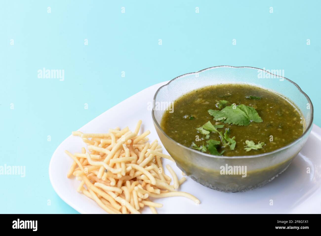 Soupe à la coriandre au citron, soupe à la coriandre au citron en légumes, soupe végétarienne à la coriandre au citron de style indien chinois Banque D'Images