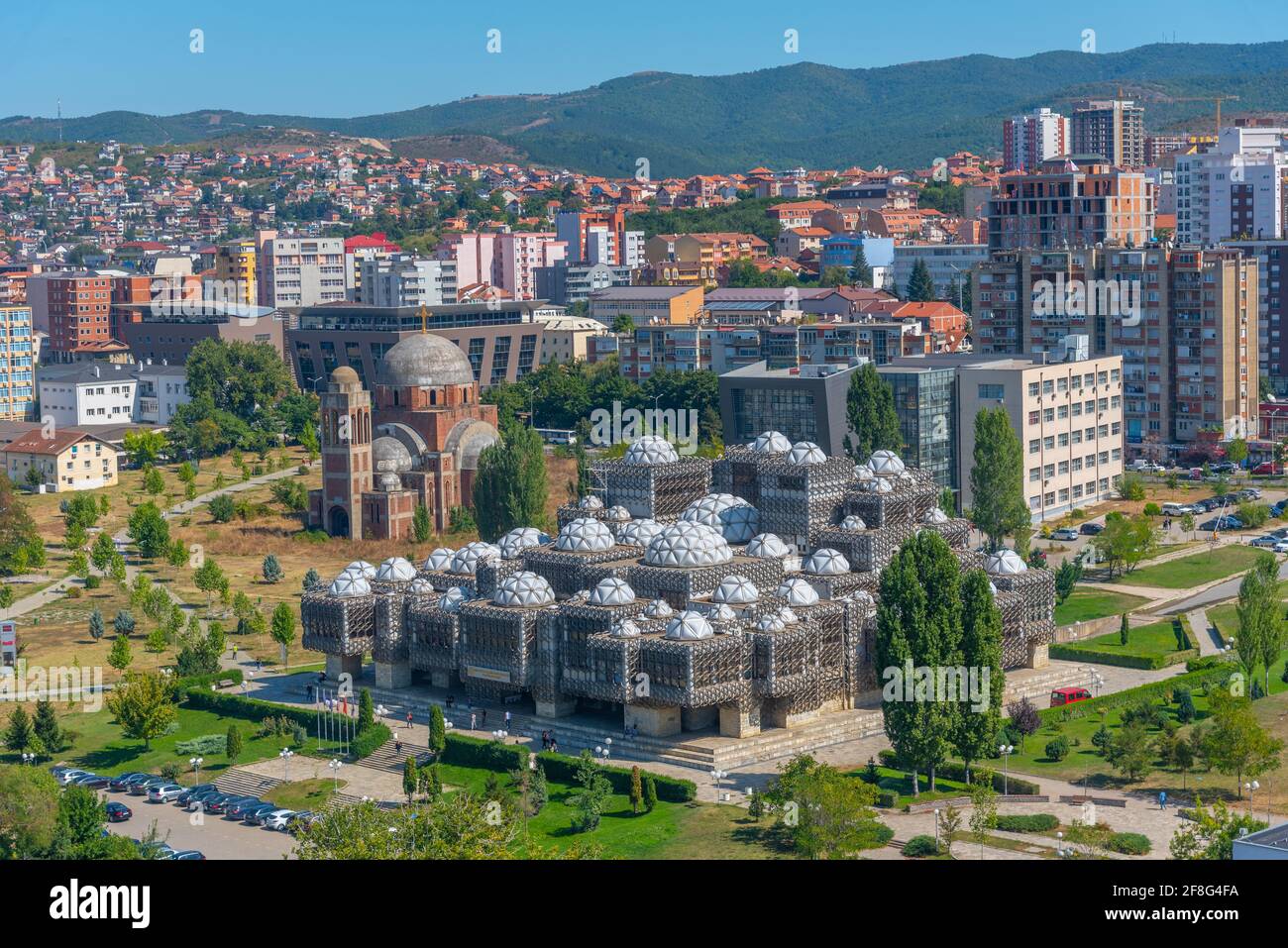 Bibliothèque nationale du Kosovo et église orthodoxe serbe inachevée du Christ Sauveur à Prishtina, Kosovo Banque D'Images