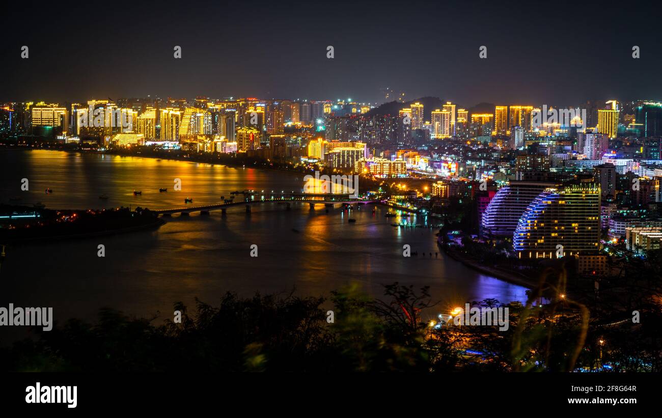 Paysage nocturne de la ville de Sanya avec des bâtiments éclairés à Sanya Hainan Chine Banque D'Images