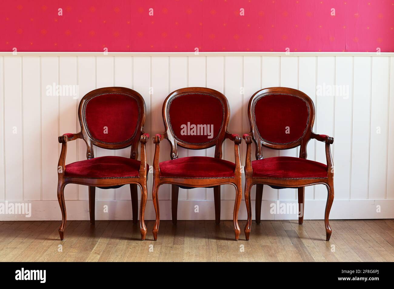 Trois chaises en bois ancien Banque D'Images