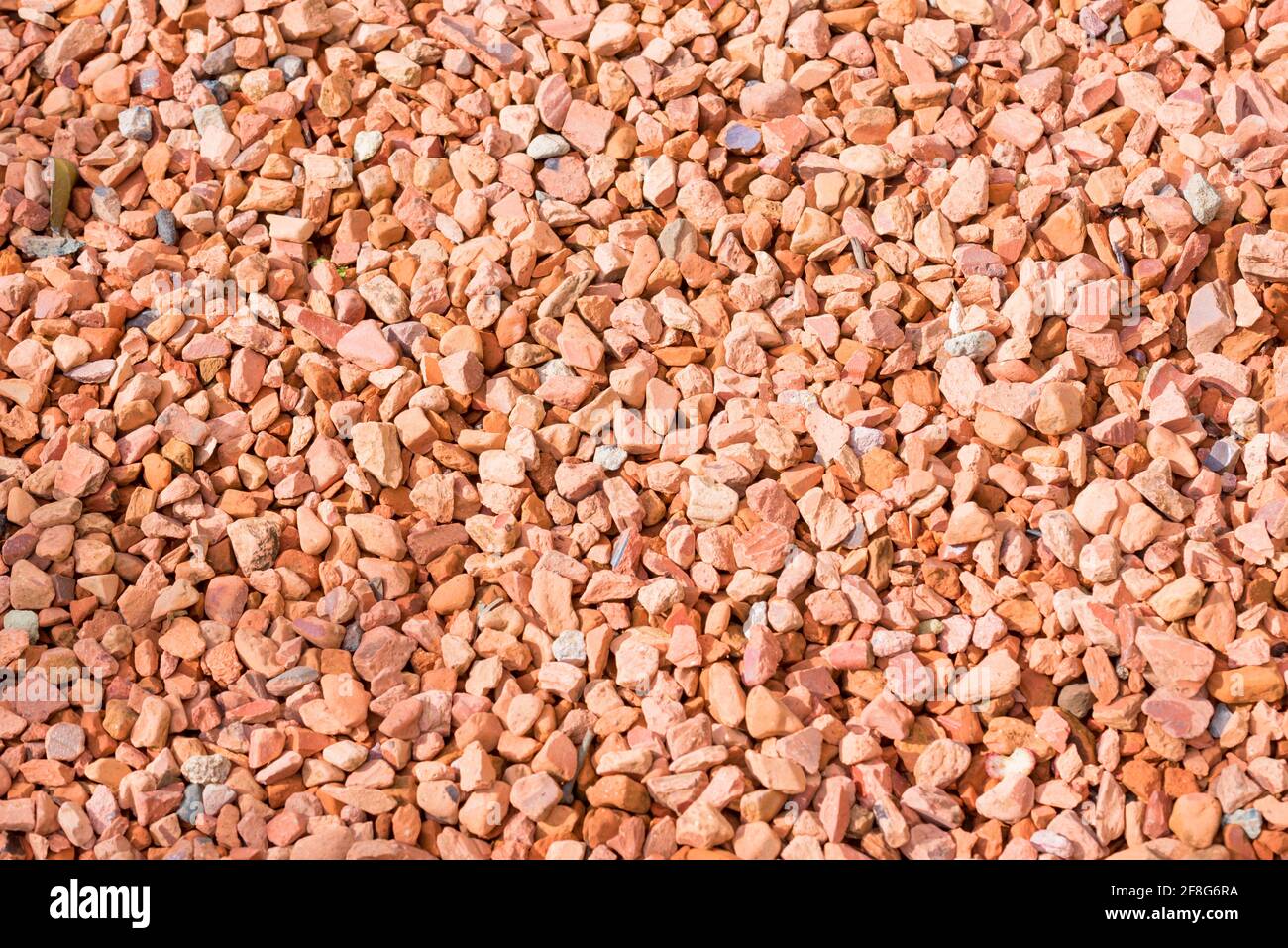 Gravier rouge pour les chemins et le paillage fait de concassé et Tuiles de toit en terre cuite recyclées en Australie Banque D'Images