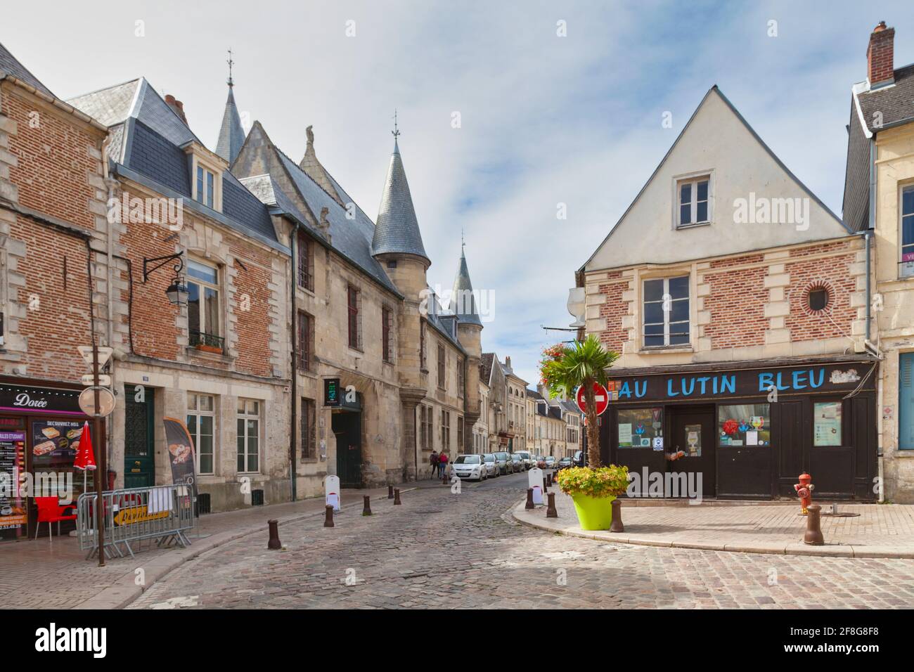 Laon, France - septembre 08 2020 : l'hôtel petit Saint-Vincent, situé dans la rue Saint-Martin, accueille aujourd'hui la Maison des métiers d'Art Banque D'Images