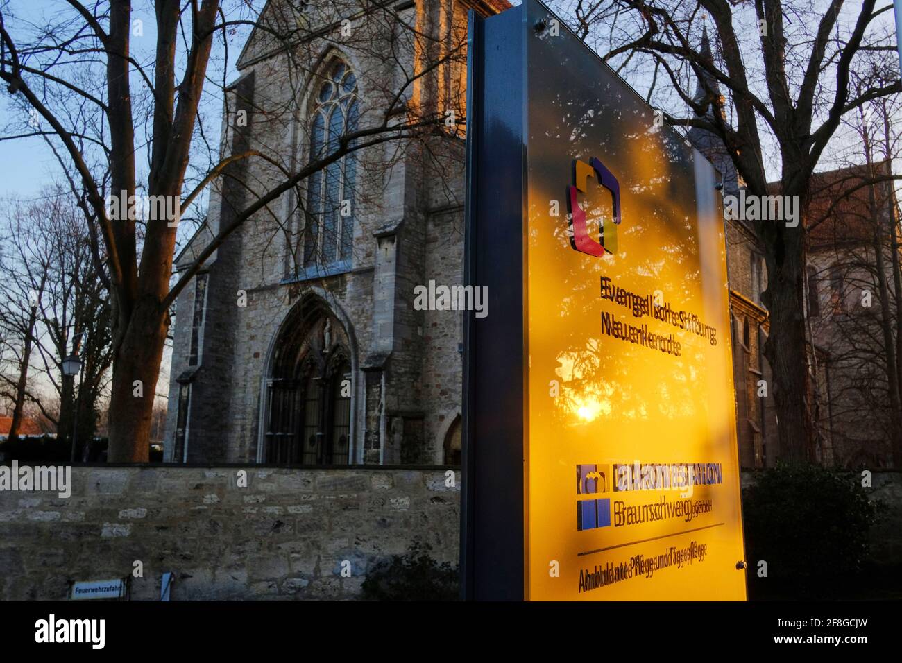 19 février 2021, Basse-Saxe, Brunswick: Le soleil du matin brille sur une exposition devant l'église du monastère avec l'inscription 'Evangelische Stiftung Neuerkerode' et 'Diakoniestation Braunschweig GmbH, Ambulante Pflege und Tagespflege'. Vers l'année 1143-44, le ministre de Guelph Ludolf von Wenden a donné six hectares de terres pour fonder un monastère cistercien. En 1146, le duc Henry le Lion a fait don d'un village voisin avec des terres et des habitants au monastère, qui s'appelait 'villam qui dicitus Ritdageshvsen'. Sur le monastre Banque D'Images