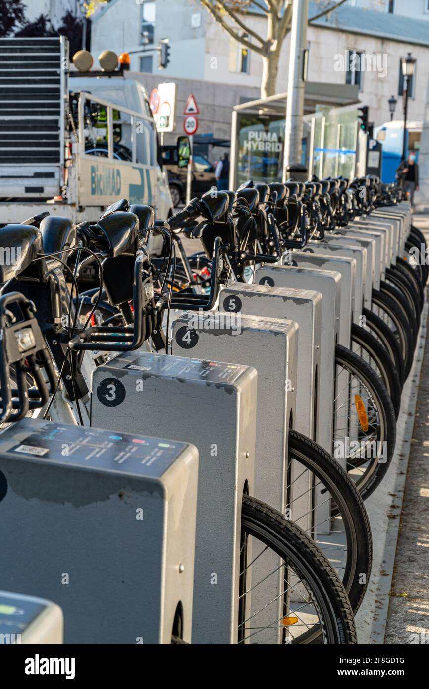MADRID, ESPAGNE - 06 avril 2021: Madrid Espagne. 6 avril 2021. Parking pour la location de vélos du service BiciMAD du conseil municipal de Madrid Banque D'Images