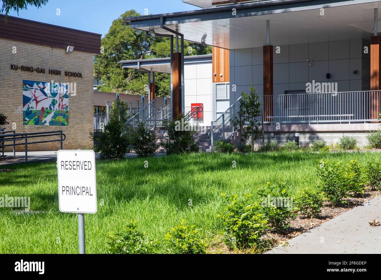 Lycée Ku Ring Gai à Sydney avec voiture réservée Place de parking pour le directeur de l'école, Australie Banque D'Images