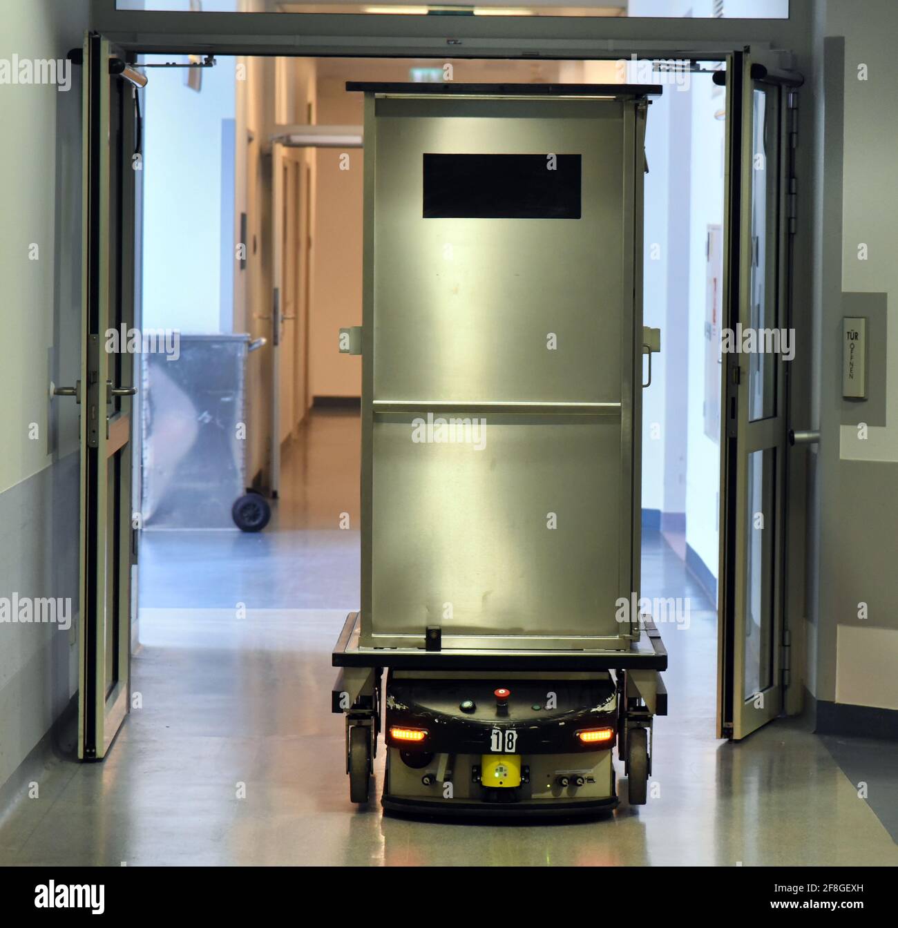 Leipzig, Allemagne. 1er avril 2021. Une boîte sans conducteur est en service à l'hôpital universitaire de Leipzig. Il est utilisé pour transporter divers matériaux. Credit: Waltraud Grubitzsch/dpa-Zentralbild/ZB/dpa/Alay Live News Banque D'Images