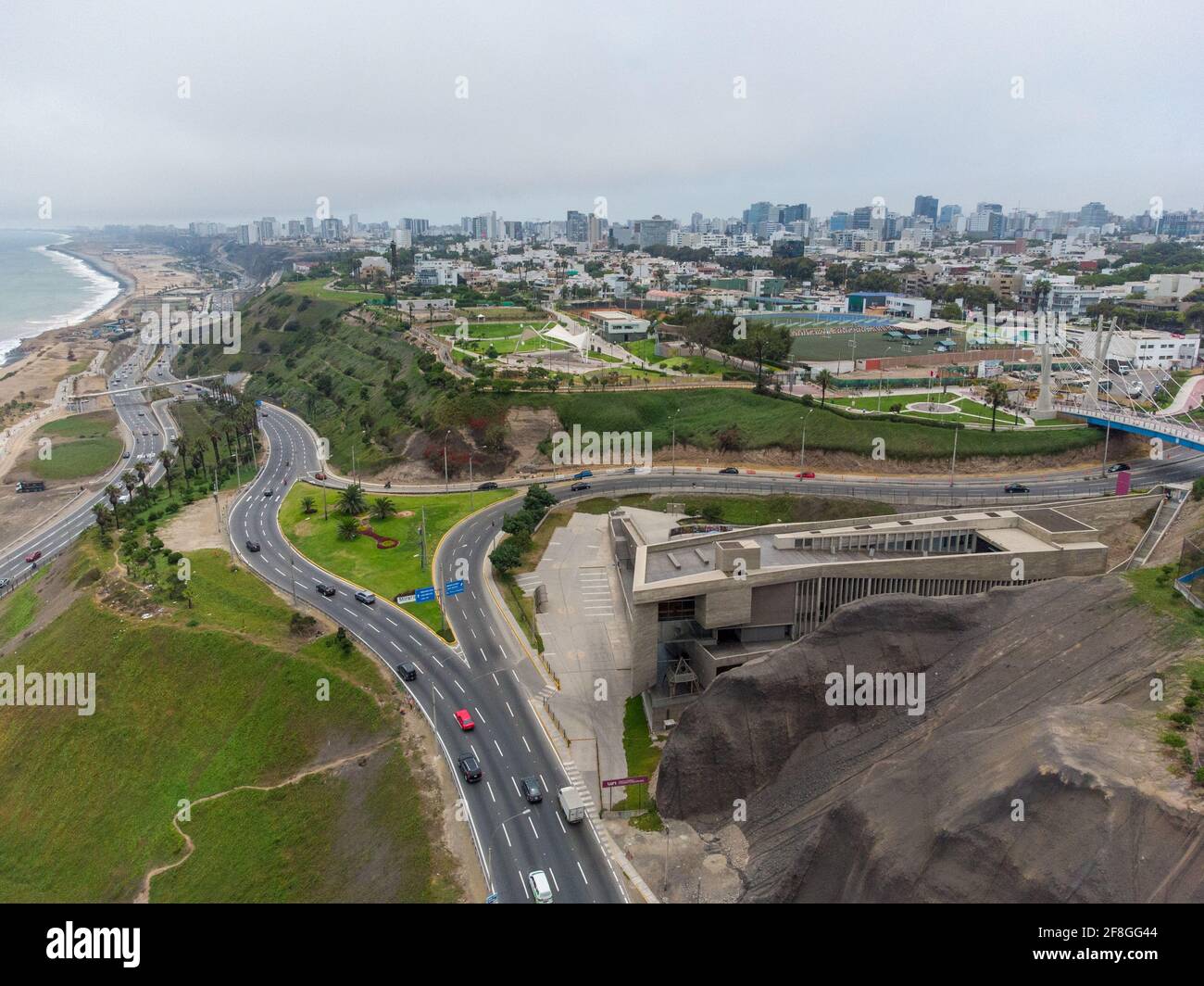 Autoroute de la Costa Verde, au sommet du quartier de Miraflores dans la ville de Lima, Pérou. Banque D'Images