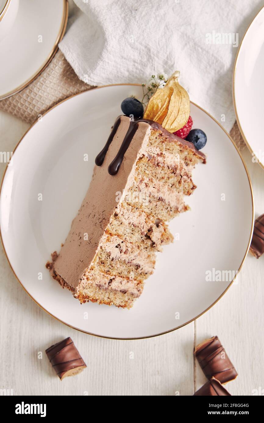 Vue De Dessus D Un Joli Gateau Cremeux Au Chocolat Qui A Des Baies Des Fleurs Et Des Feuilles Sechees Photo Stock Alamy