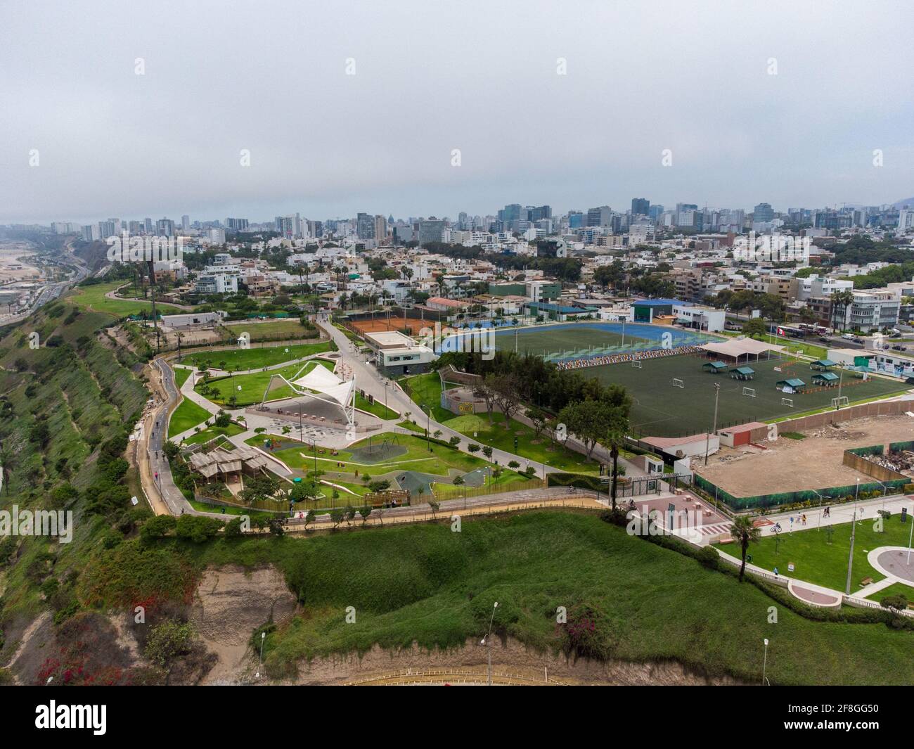 Autoroute de la Costa Verde, au sommet du quartier de Miraflores dans la ville de Lima, Pérou. Banque D'Images
