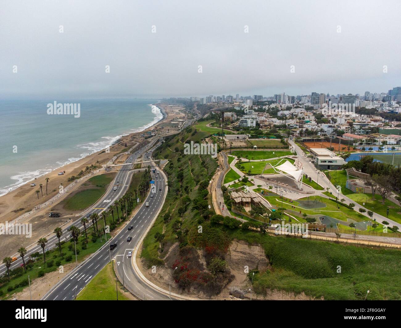 Autoroute de la Costa Verde, au sommet du quartier de Miraflores dans la ville de Lima, Pérou. Banque D'Images