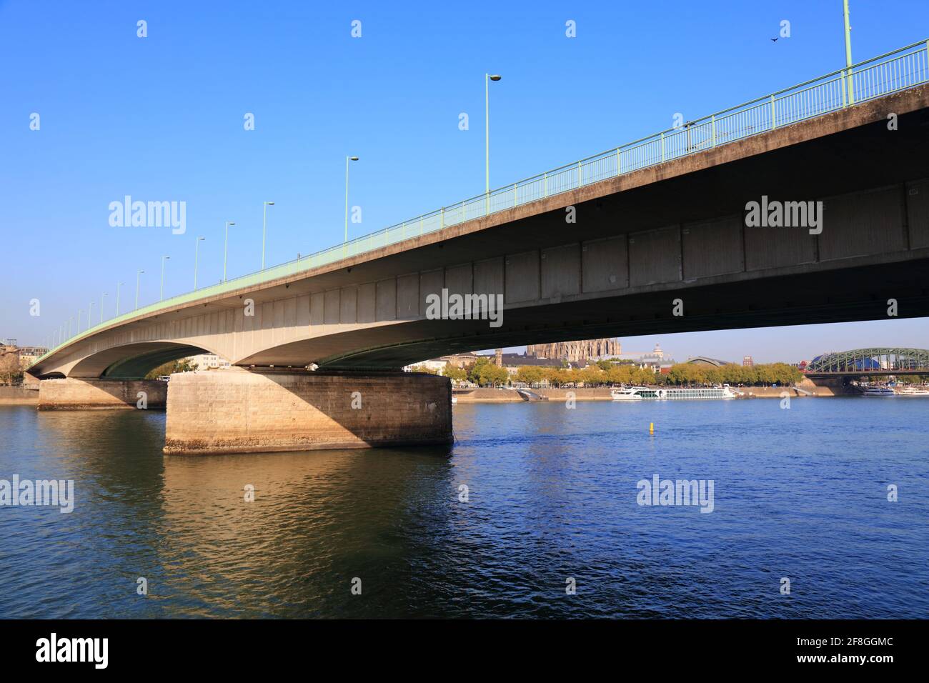 Deutz Bridge (Deutzer Brucke) à Cologne, Allemagne. Pont sur le Rhin. Banque D'Images