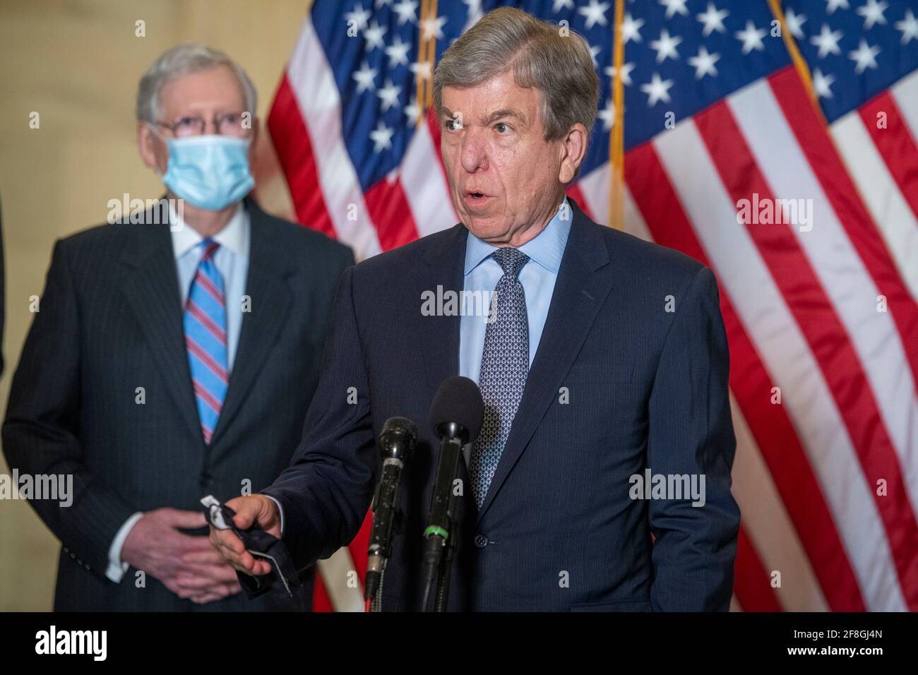 États-Unis le sénateur Roy Blunt (républicain du Missouri) est accompagné de membres de la direction républicaine du Sénat pour offrir des commentaires et des questions de terrain de la part des reporters à la suite du déjeuner du GOP dans l'édifice Russell Senate Office à Washington, DC, le mardi 13 avril 2021. Crédit : Rod Lamkey/CNP/MediaPunch Banque D'Images