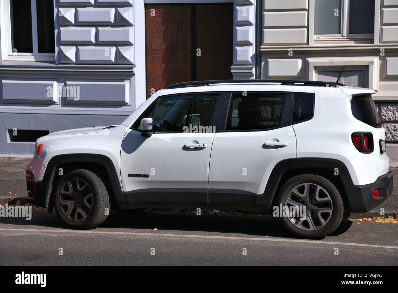 RHÉNANIE-DU-NORD-WESTPHALIE, ALLEMAGNE - 16 SEPTEMBRE 2020 : 4x4 multisegment sous-compact Jeep Renegade garés en Allemagne. Il y avait 45.8 millions de voitures Banque D'Images