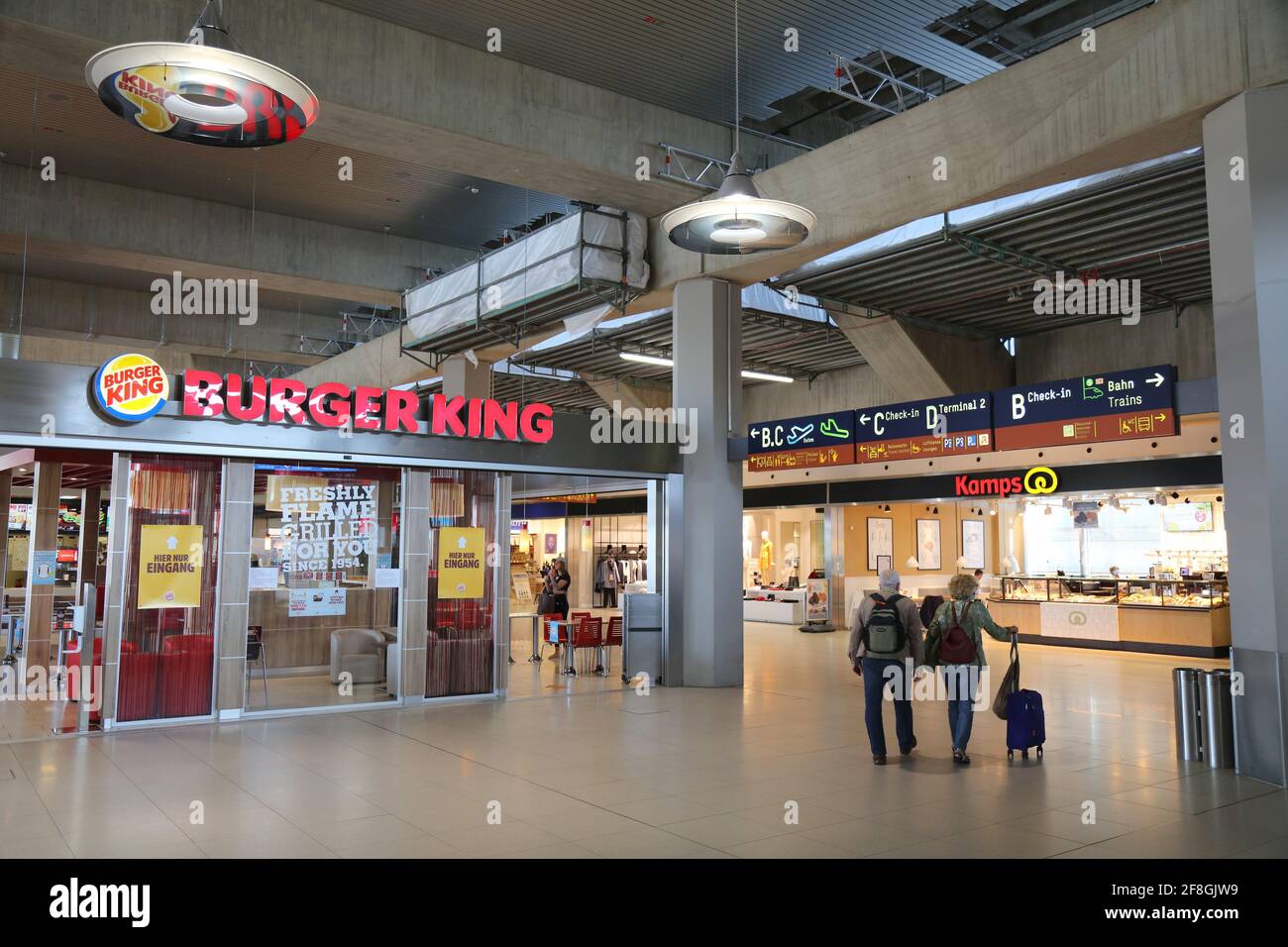 COLOGNE, ALLEMAGNE - 22 SEPTEMBRE 2020 : Restaurant de restauration rapide Burger King de l'aéroport de Cologne Bonn en Allemagne. L'aéroport de Cologne est le 6ème aéroport le plus fréquenté de Banque D'Images