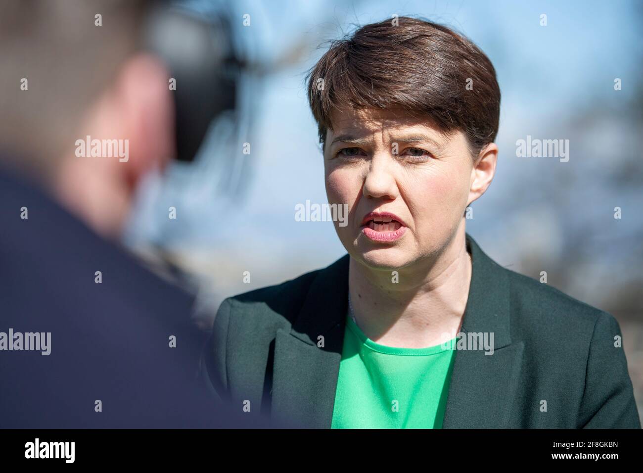 Édimbourg, Écosse, Royaume-Uni. 14 avril 2021. PHOTO : Douglas Ross, chef du Parti conservateur et unioniste écossais et Ruth Davidson, chef du Groupe conservateur écossais à Holyrood, vu lors du dévoilement d'un panneau d'affichage mobile qui se lit comme suit : « ne LAISSEZ PAS LE SNOP ÉPATER NOTRE RÉTABLISSEMENT » avec un graphique de balle et de chaîne et « RÉTABLISSEMENT DU TERRAIN ». Crédit : Colin Fisher/Alay Live News Banque D'Images