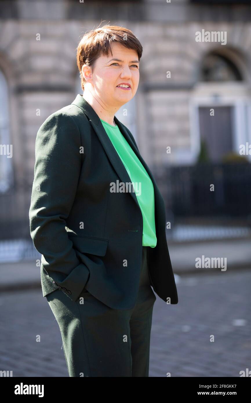 Édimbourg, Écosse, Royaume-Uni. 14 avril 2021. PHOTO : Douglas Ross, chef du Parti conservateur et unioniste écossais et Ruth Davidson, chef du Groupe conservateur écossais à Holyrood, vu lors du dévoilement d'un panneau d'affichage mobile qui se lit comme suit : « ne LAISSEZ PAS LE SNOP ÉPATER NOTRE RÉTABLISSEMENT » avec un graphique de balle et de chaîne et « RÉTABLISSEMENT DU TERRAIN ». Crédit : Colin Fisher/Alay Live News Banque D'Images