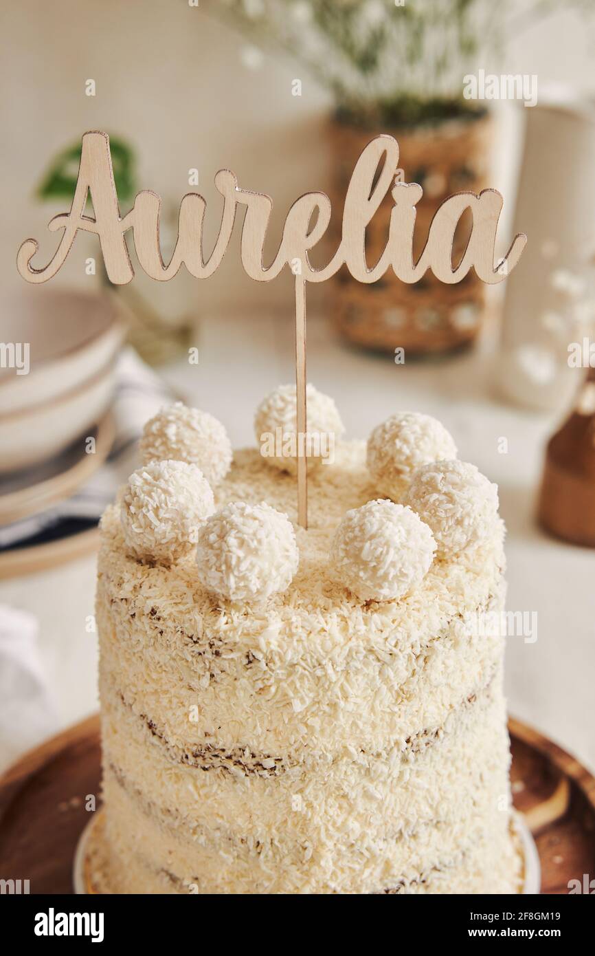Photo Verticale D Un Gateau Raffaello Avec Un Surmatelas A Gateaux Aurelia Photo Stock Alamy