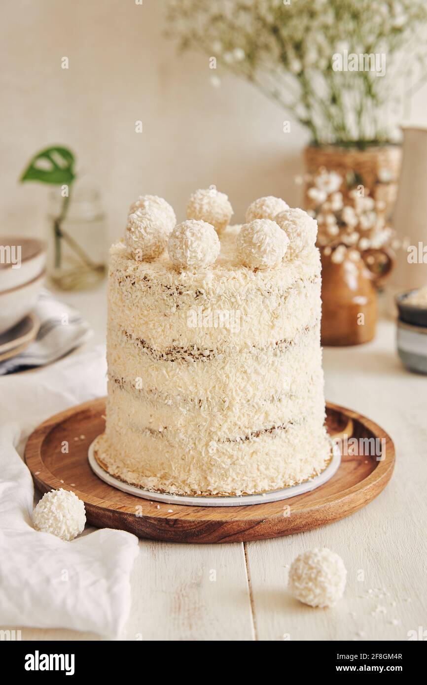 Cliche Vertical D Un Gateau Blanc Delicat Avec Des Boules Raffaello Et Paillettes Photo Stock Alamy Cliche Vertical D Un Gateau Blanc Delicat Avec Des Boules Raffaello Et Paillettes Photo Stock Alamy