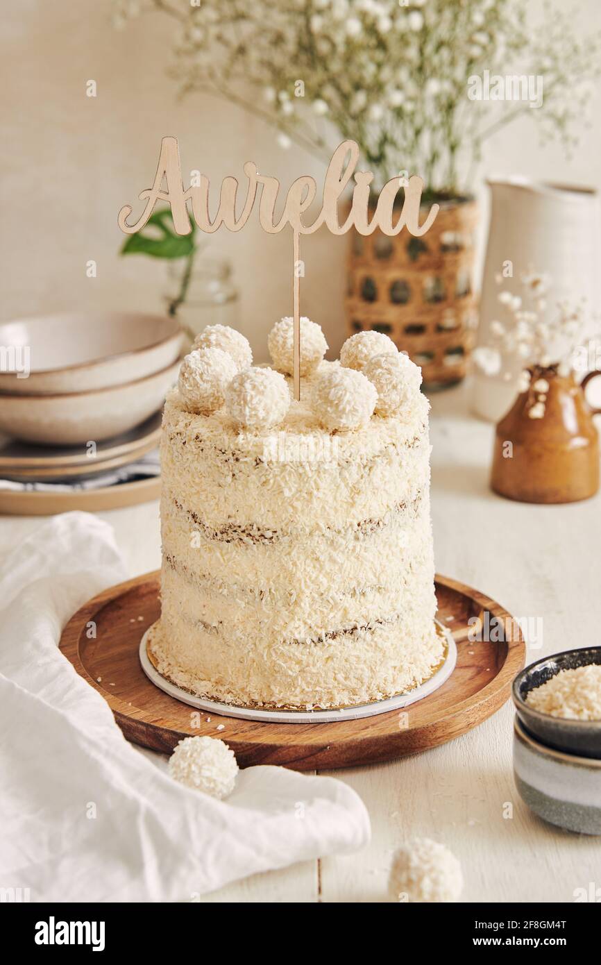 Delicieux Gateau D Anniversaire Pour Une Femme Nommee Aurelia Avec Noix De Coco Flocons Et Boules Raffaello Photo Stock Alamy