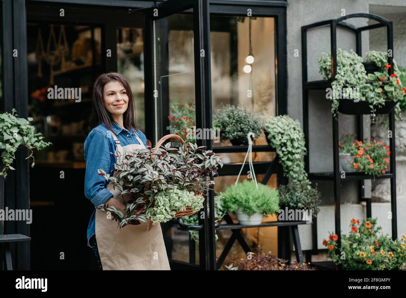 Soin des plantes et vente dans la boutique de fleurs après la quarantaine Covid-19, créer une commande en ligne pour le client Banque D'Images
