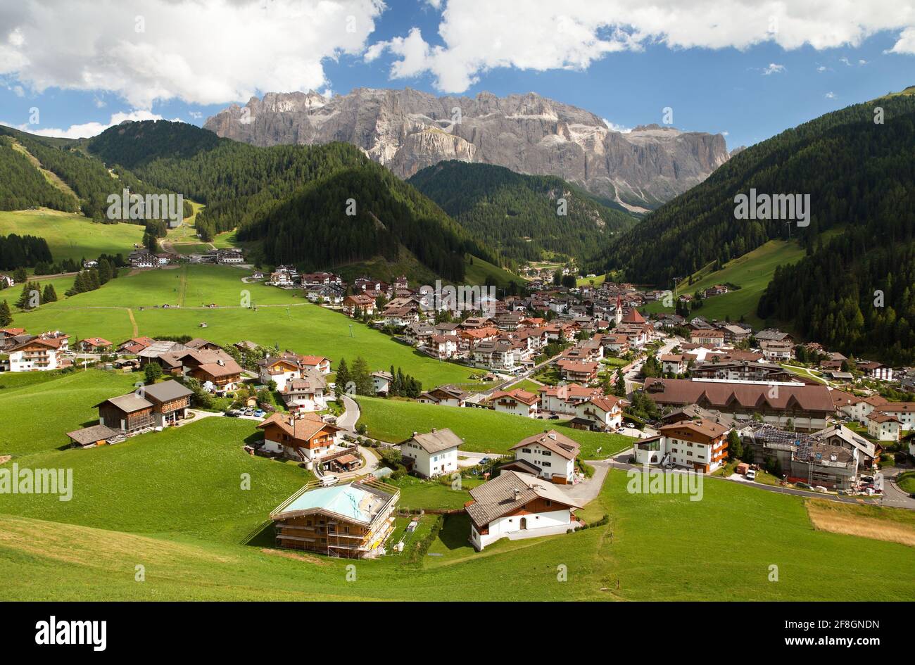 Selva Val Gardena ou Wolkenstein un village de vacances d'été et d'hiver à Val Gardena sous Sellagrupe ou Gruppo di Sella, Tirol du Sud, Dolomiten mounta Banque D'Images