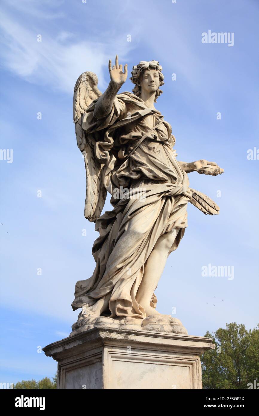Monuments de Rome. Angel monument sur le pont Saint Angel (Ponte Sant' Angelo). Rome, Italie. Banque D'Images