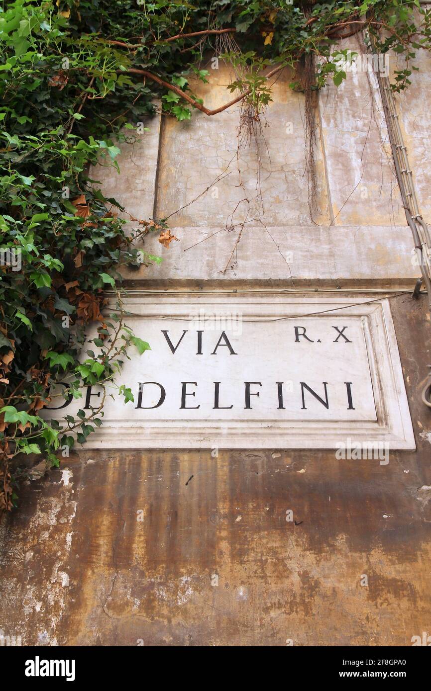 Via de Delfini - ancien panneau de nom de rue à Rome, Italie. District de Campitelli (Rione Campitelli). Banque D'Images