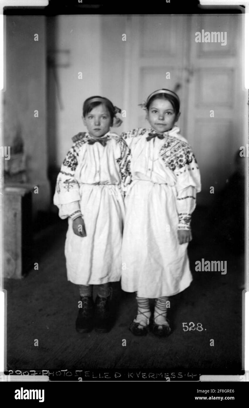 Les filles ukrainiennes en robe nationale probablement Ustilug, Russie, Volhynia, près de Wladimir Wolinsky; photographe: Kriegsvermessung 4. Banque D'Images