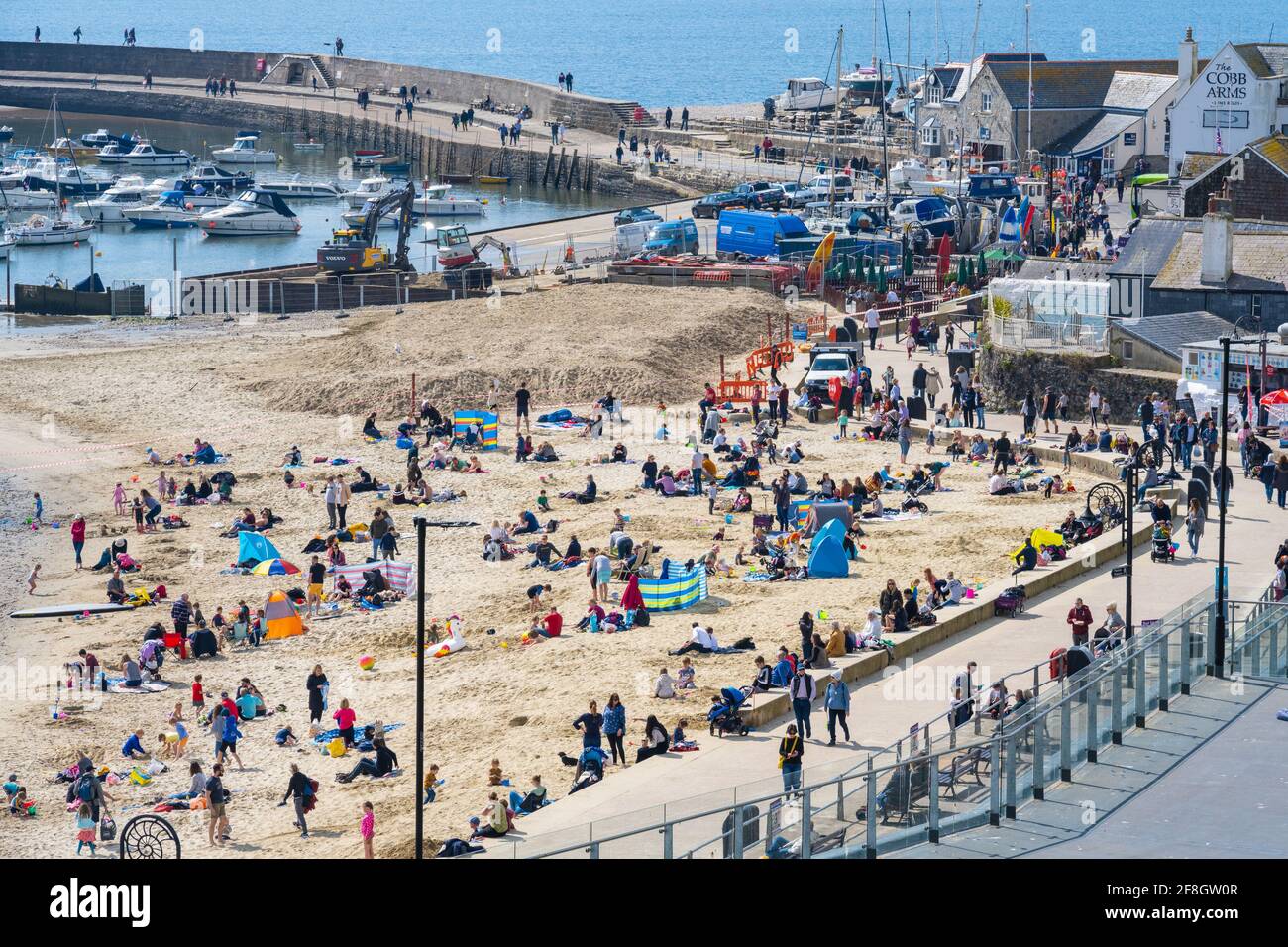 Lyme Regis, Dorset, Royaume-Uni. 14 avril 2021. Météo Royaume-Uni. Chaud et ensoleillé à la station balnéaire de Lyme Regis. La plage pittoresque était très fréquentée car la foule se rendrait sur la côte pour profiter du beau temps ensoleillé suite à l'assouplissement des restrictions cette semaine. Credit: Celia McMahon/Alamy Live News Banque D'Images