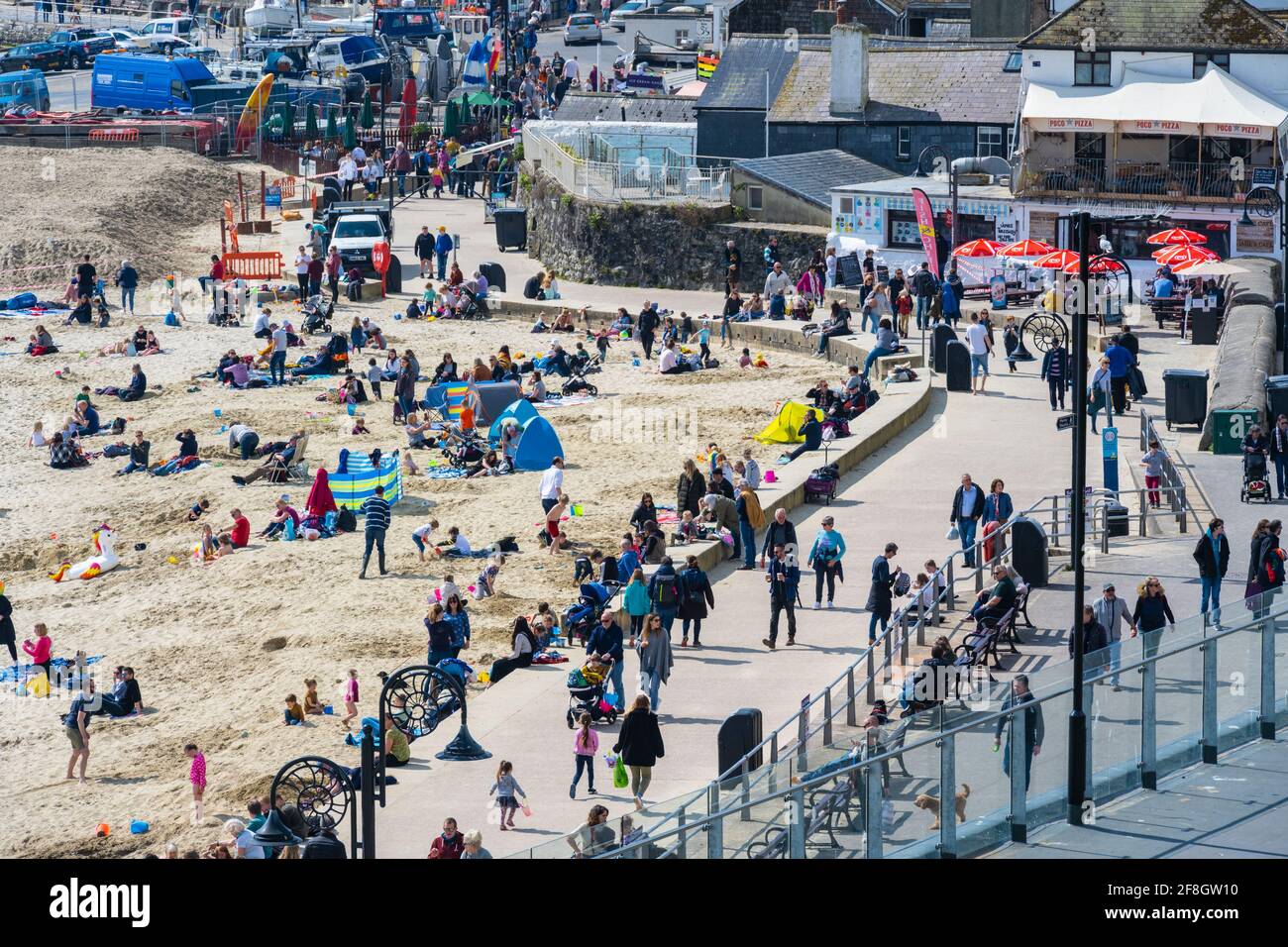 Lyme Regis, Dorset, Royaume-Uni. 14 avril 2021. Météo Royaume-Uni. Chaud et ensoleillé à la station balnéaire de Lyme Regis. La plage pittoresque était très fréquentée car la foule se rendrait sur la côte pour profiter du beau temps ensoleillé suite à l'assouplissement des restrictions cette semaine. Credit: Celia McMahon/Alamy Live News Banque D'Images