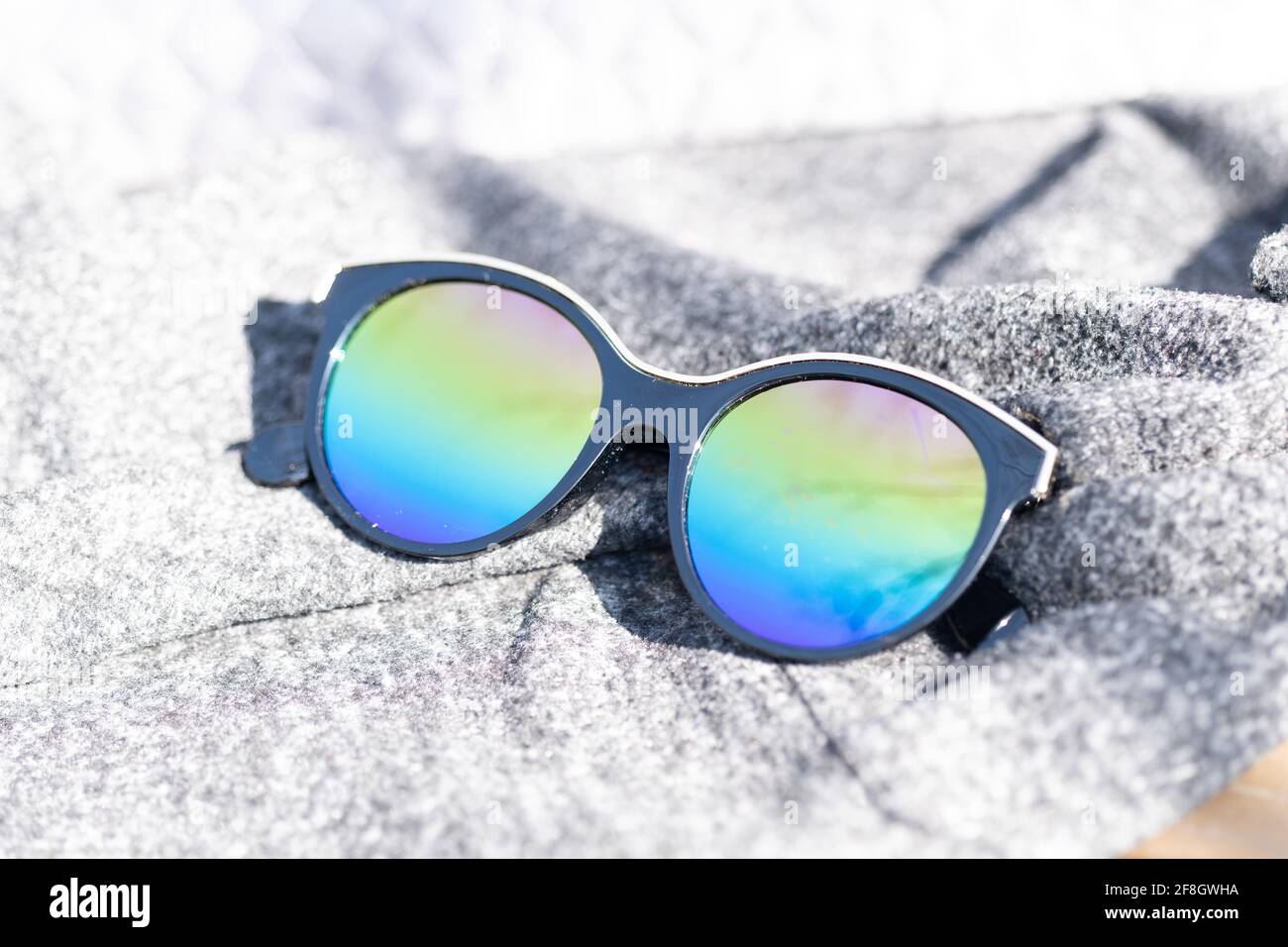 Modèle de lunettes de soleil pour les yeux de chat de mode pour les femmes  avec de grands verres ronds de couleur et le cadre noir de tirer dehors  dans une journée