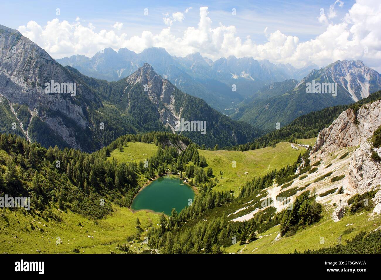 Vue de Karnische Alpen ou Alpi Carniche à Alpi Dolomiti - Italie Banque D'Images