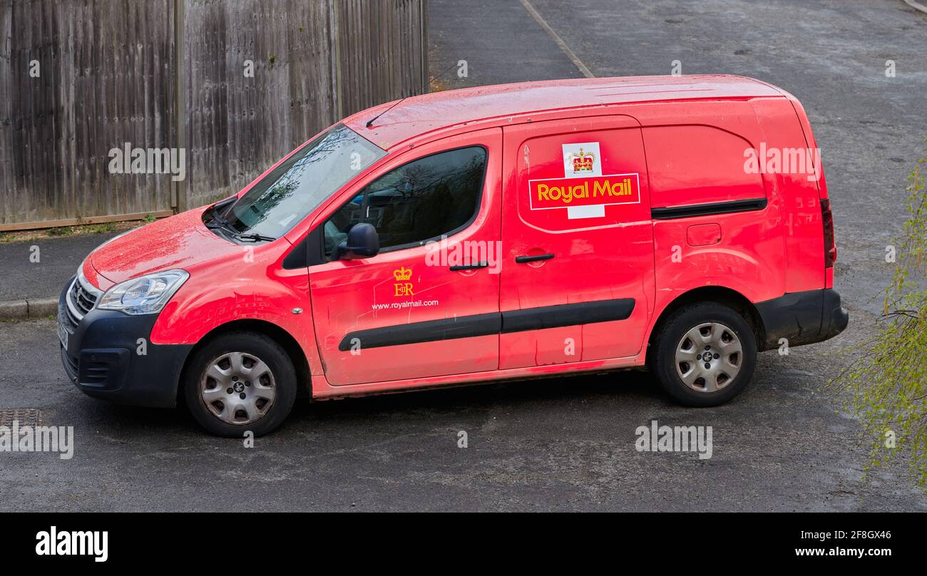 Camionnette de livraison Royal Mail garée dans une rue. Banque D'Images