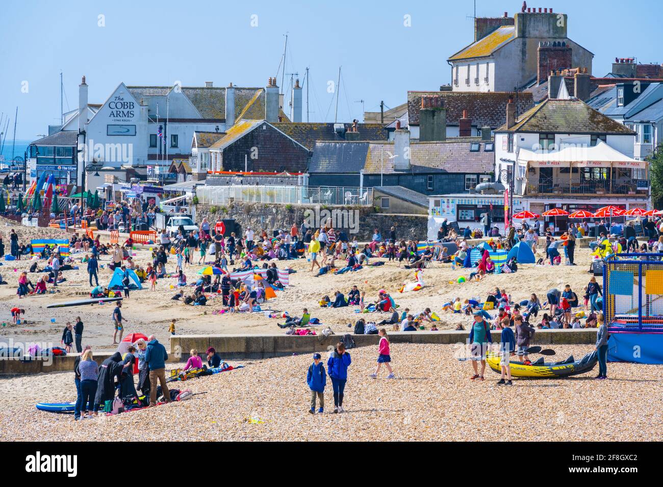 Lyme Regis, Dorset, Royaume-Uni. 14 avril 2021. Météo Royaume-Uni. Chaud et ensoleillé à la station balnéaire de Lyme Regis. La plage pittoresque était très fréquentée car la foule se rendrait sur la côte pour profiter du beau temps ensoleillé suite à l'assouplissement des restrictions cette semaine. Credit: Celia McMahon/Alamy Live News Banque D'Images