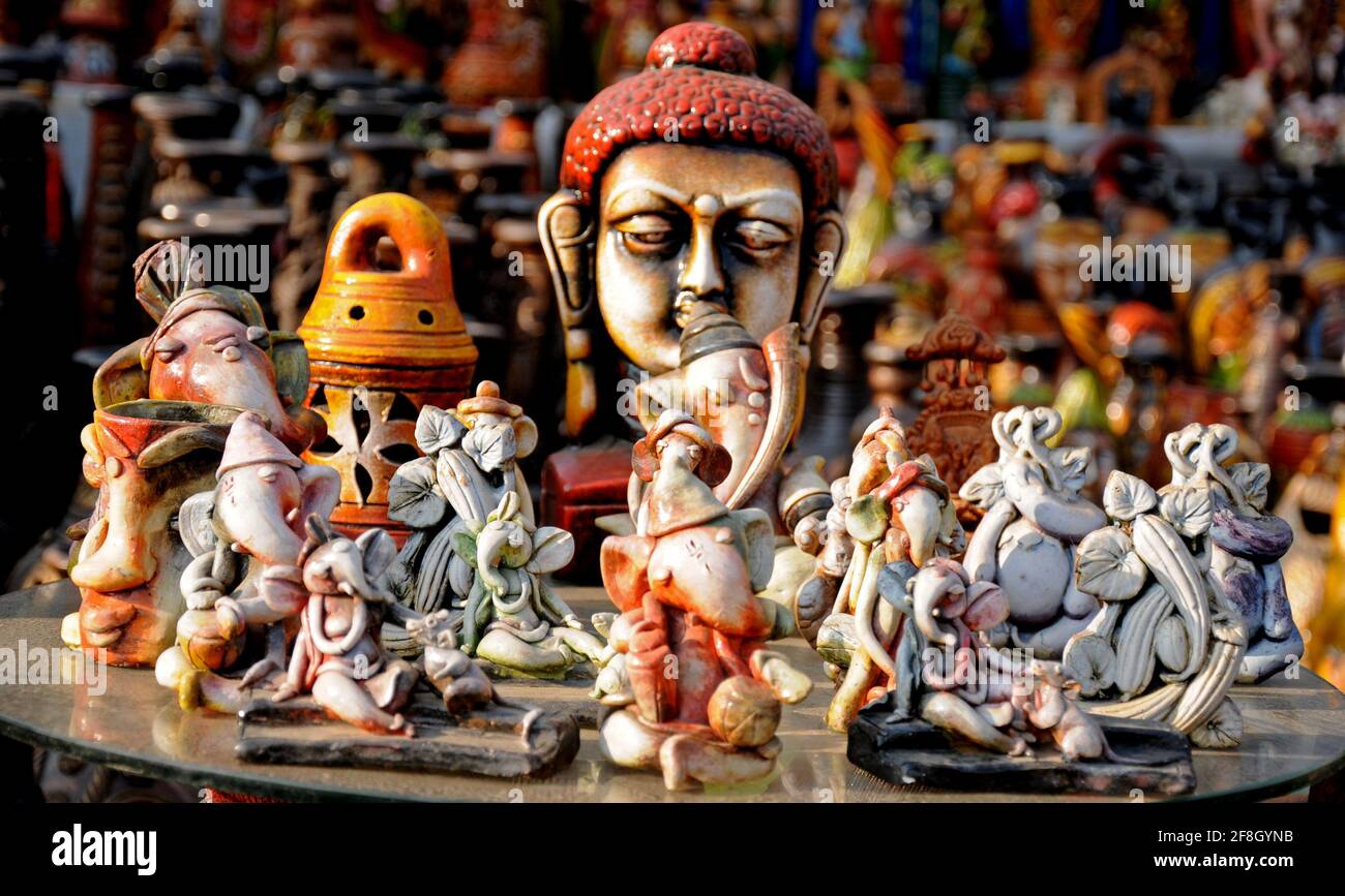 Décoration traditionnelle en argile faite à la main, poterie colorée  décorative, jouet traditionnel en argile fait à la main sur le marché  indien Photo Stock - Alamy