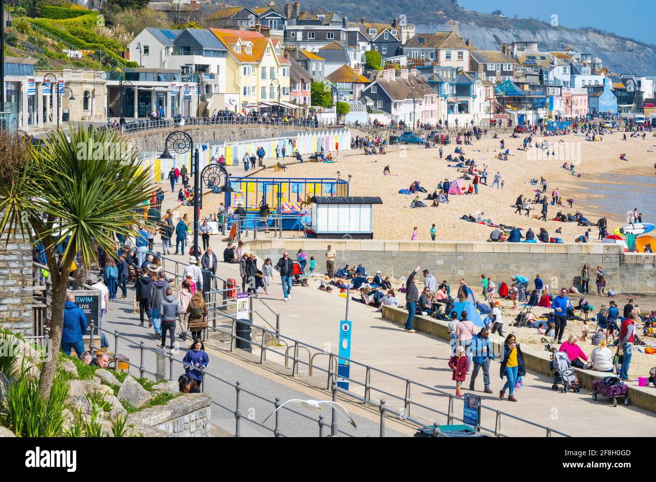 Lyme Regis, Dorset, Royaume-Uni. 14 avril 2021. Météo Royaume-Uni. Chaud et ensoleillé à la station balnéaire de Lyme Regis. La plage pittoresque était très fréquentée car la foule se rendrait sur la côte pour profiter du beau temps ensoleillé suite à l'assouplissement des restrictions cette semaine. Credit: Celia McMahon/Alamy Live News Banque D'Images
