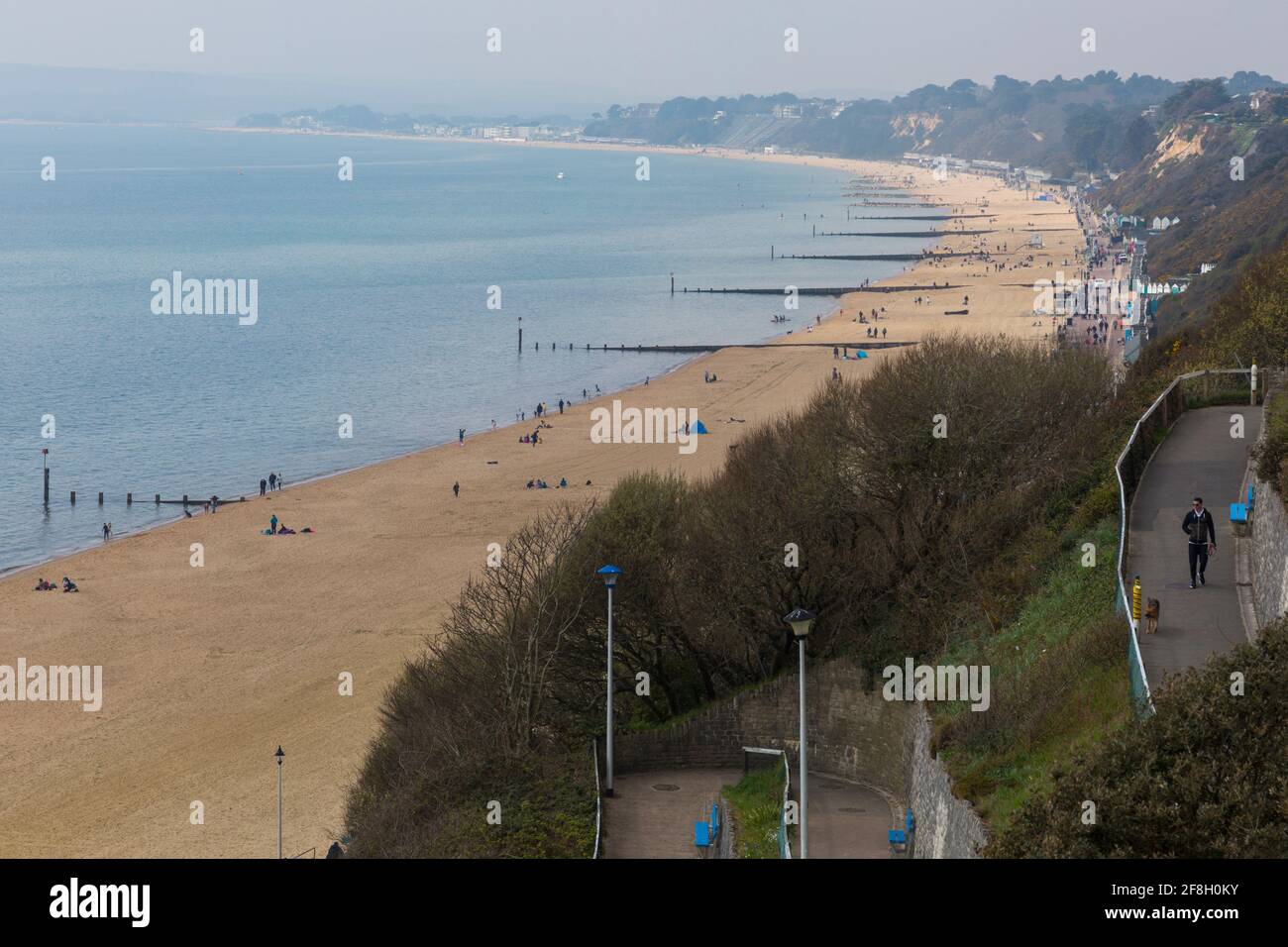 Bournemouth, Dorset, Royaume-Uni. 14 avril 2021. Météo au Royaume-Uni : rafraîchissez-vous avec des sorts lumineux et un peu de brume marine sur les plages de Bournemouth. Crédit : Carolyn Jenkins/Alay Live News Banque D'Images