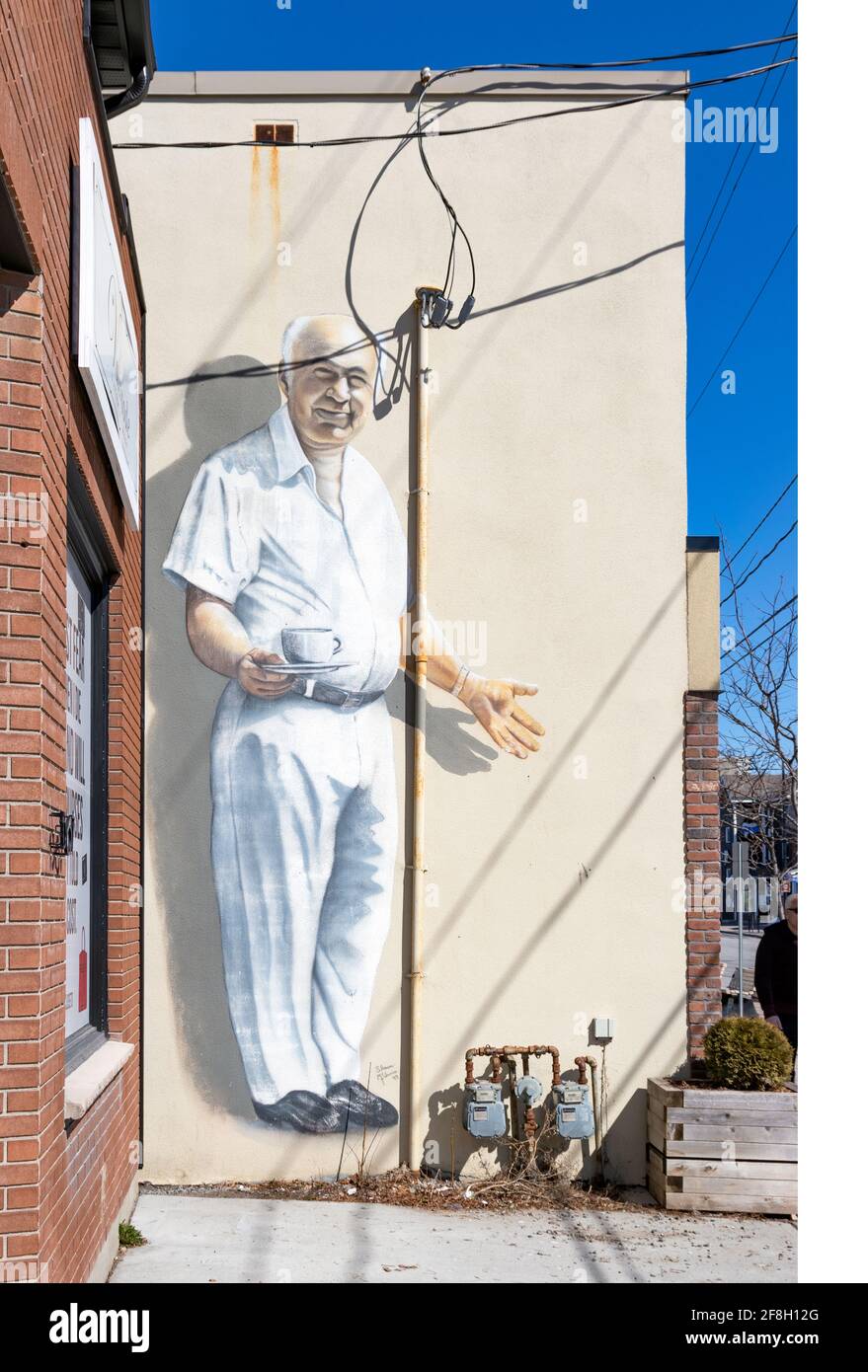 Un trottoir tranquille pendant le confinement de la COVID donne une vue dégagée rare de cette fresque pour un dîner en ville. Banque D'Images