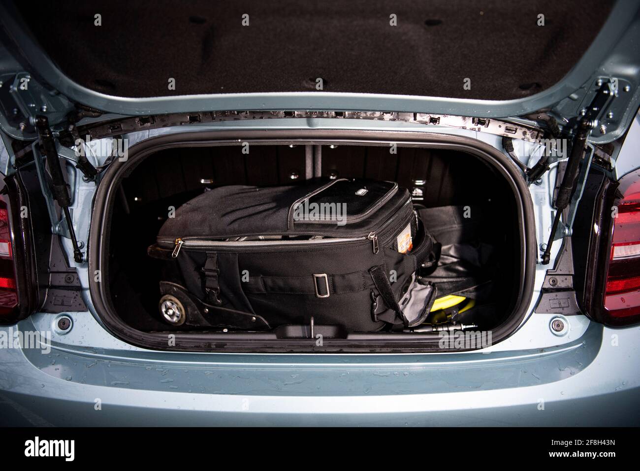 Fiat 500e, une valise dans le coffre à bagages d'une voiture photo: Pontus  Lundahl / TT / code10050 Photo Stock - Alamy